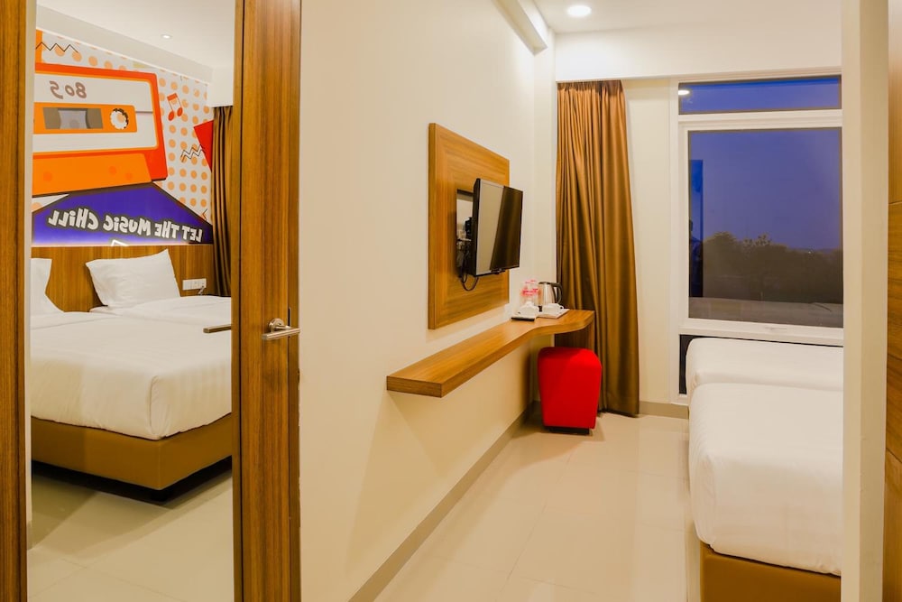 Front One Hotel Purwodadi 19/72