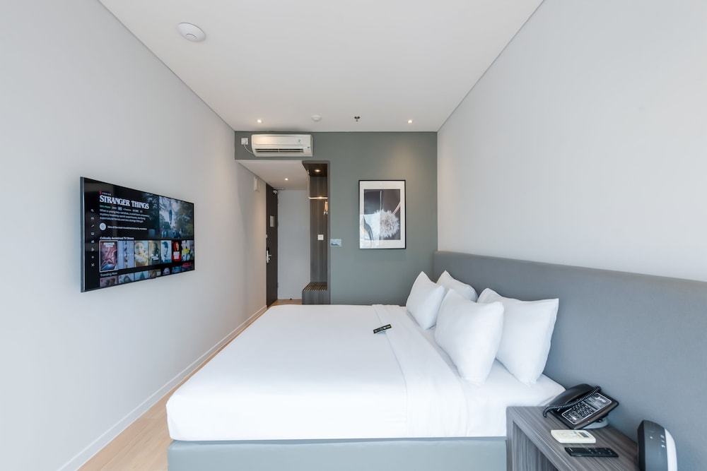 Room, Queen Bed, Skyline View
