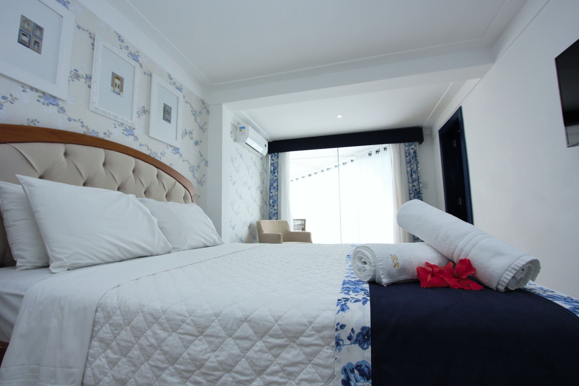 EXECUTIVE, SUITE, QUEEN BED, POOL VIEW