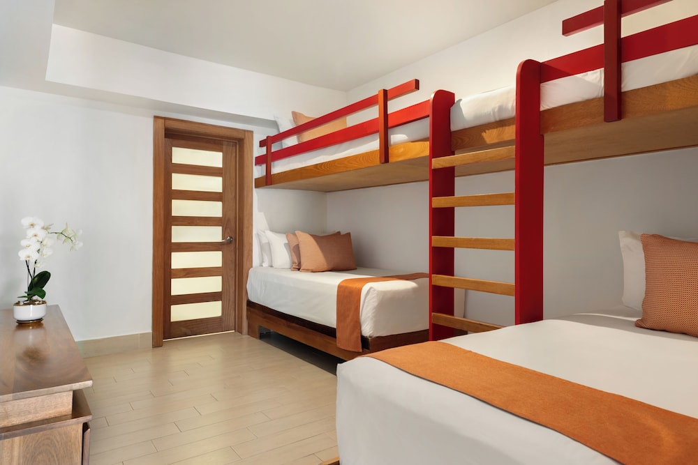 3 Bedrooms, Sun Club, Family Suite, 1 King and 2 Double Beds, 3 Beds, Tropical View