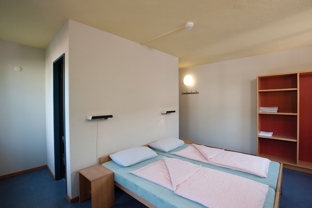 Zurich Youth Hostel 12/61