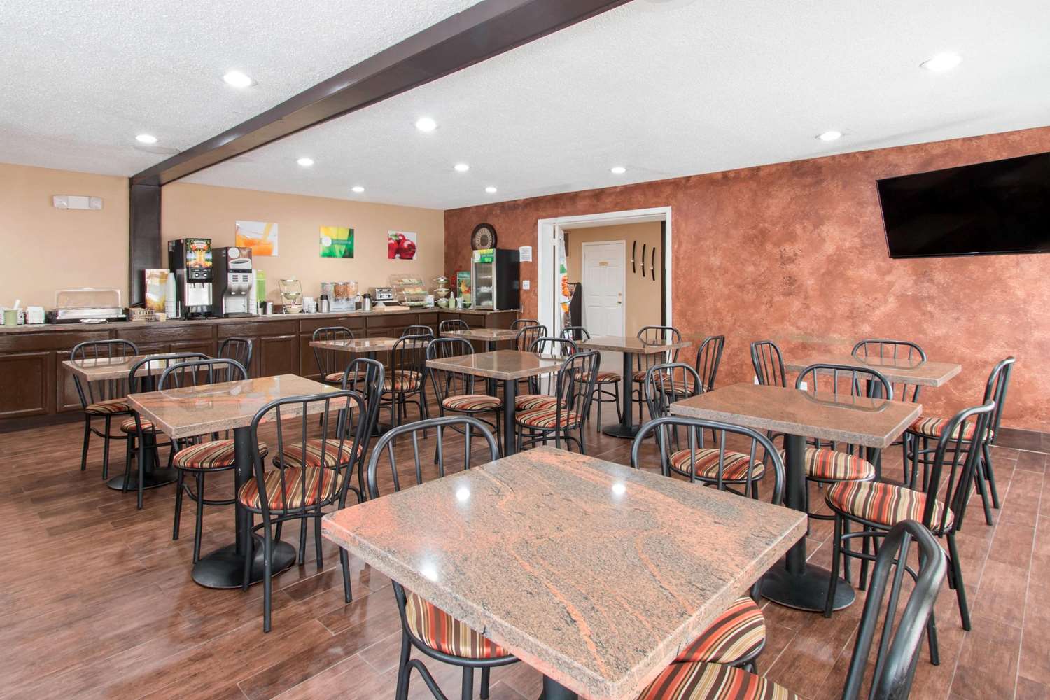 Quality Inn & Suites I-35 Near Frost Bank Center San Antonio, TX 24/33