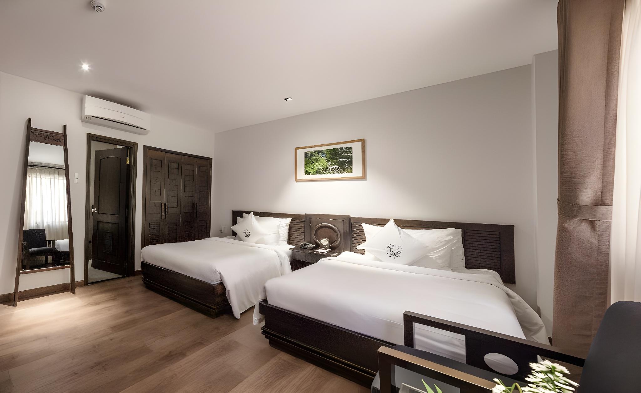 DELUXE, TWIN BEDS, NO WINDOW
