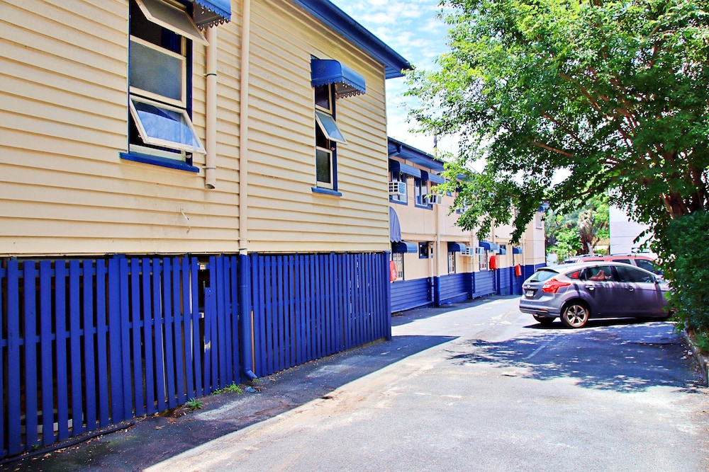 BRISBANE MANOR HOTEL 54/60