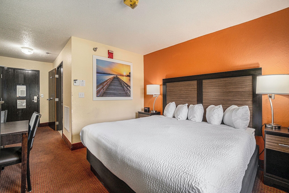 Days Inn Suites By Wyndham Traverse City 12/50
