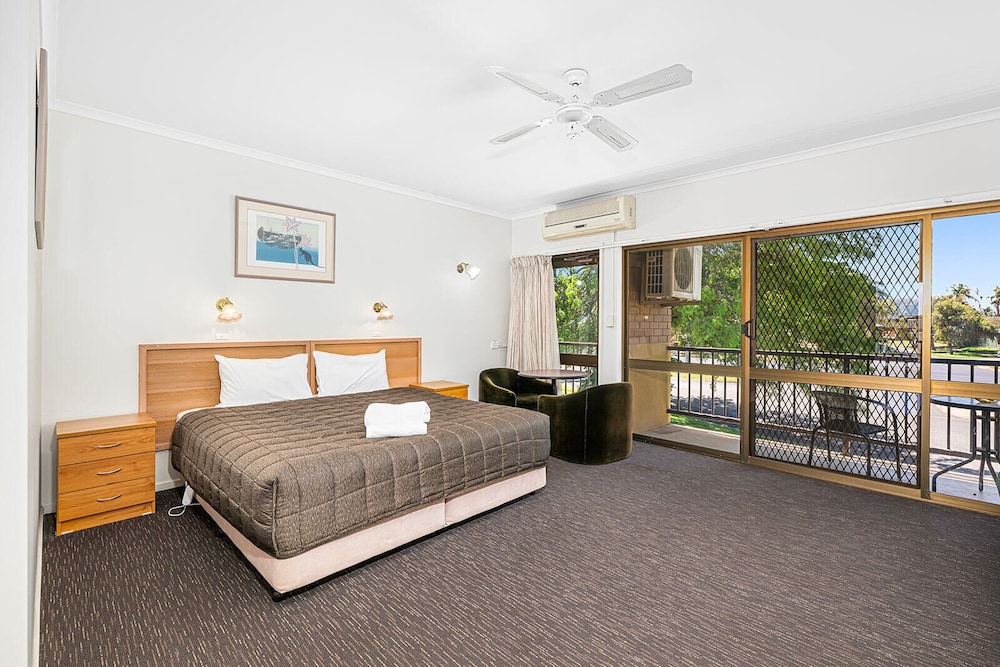 ROOM, KING BED