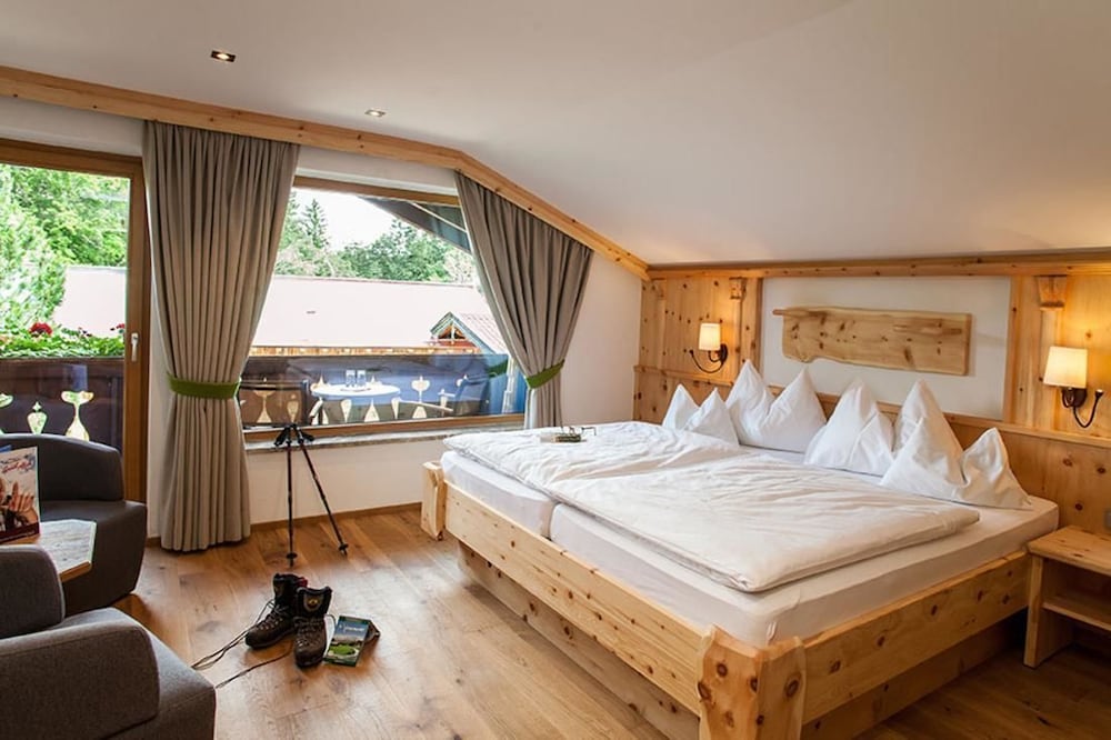 West, Dz, Queen Bed, Sofa, Balcony