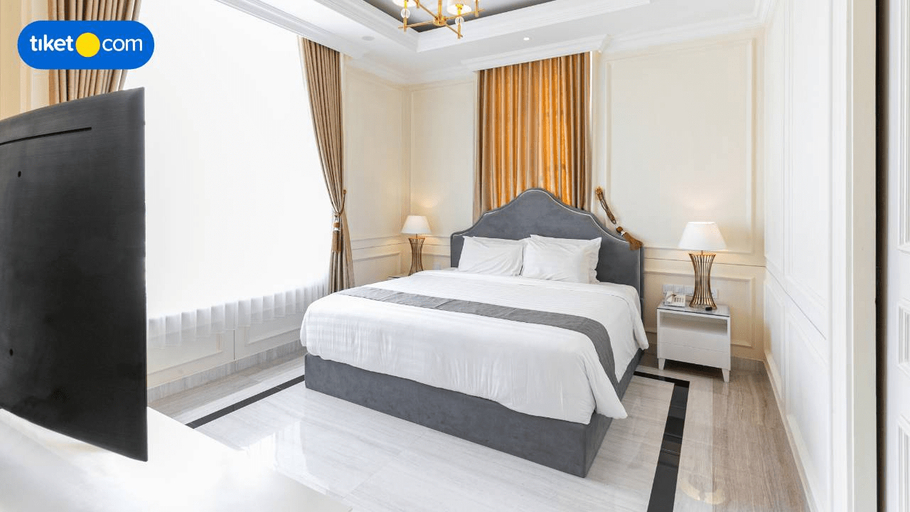Royal, Suite