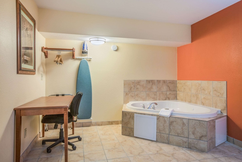 Rodeway Inn and Suites Macon 33/45