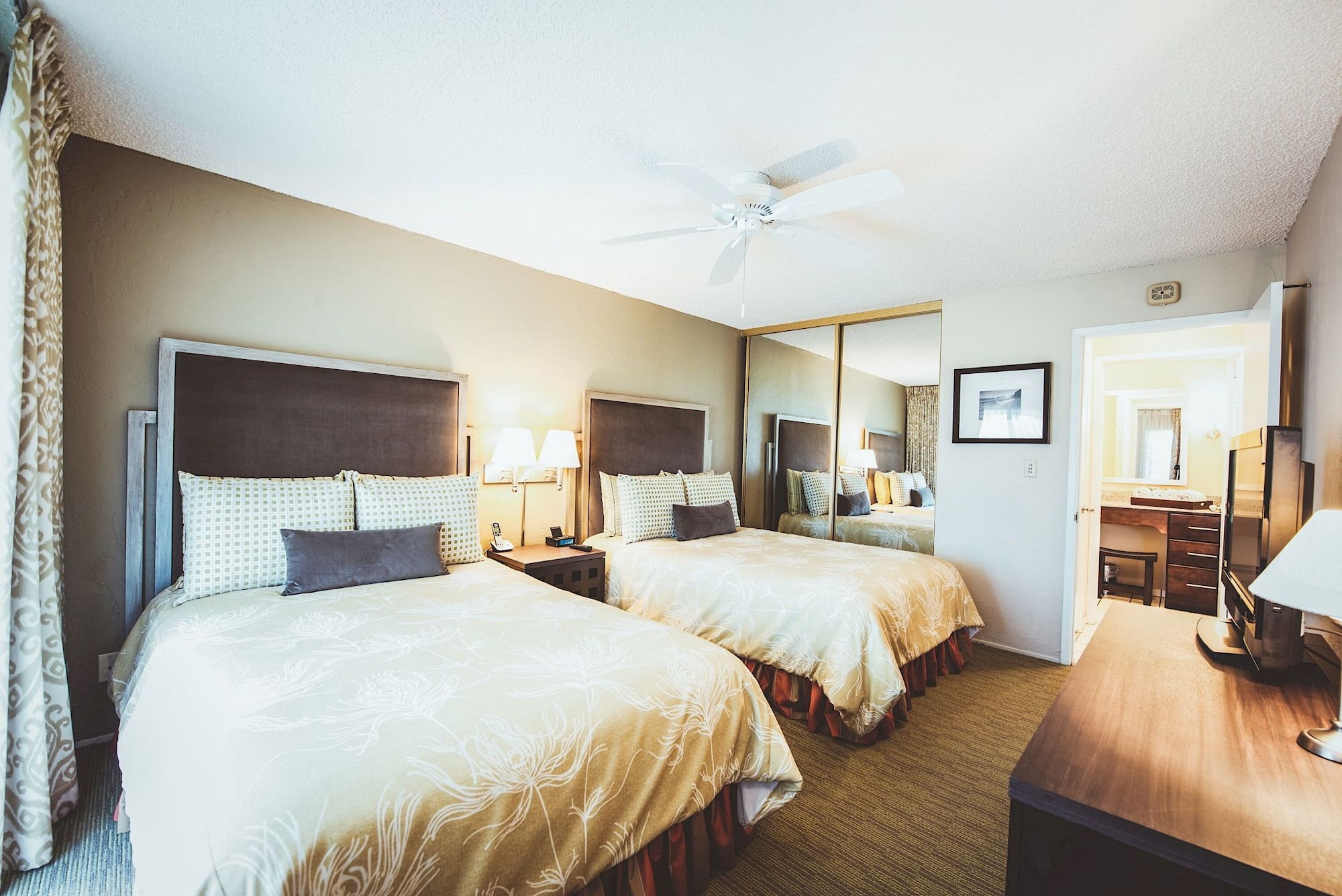 1 BEDROOM, SUITE, 2 DOUBLE BEDS, SOFA, KITCHEN