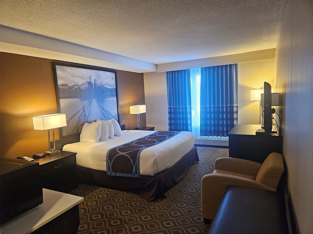 Room, King Bed, Accessible, Super 8 By Wyndham Spruce Grove 2/5