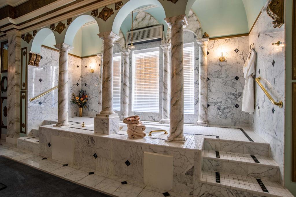 Mansion, King Bed