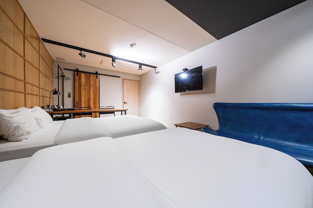 SIGNATURE, MULTIPLE BEDROOMS