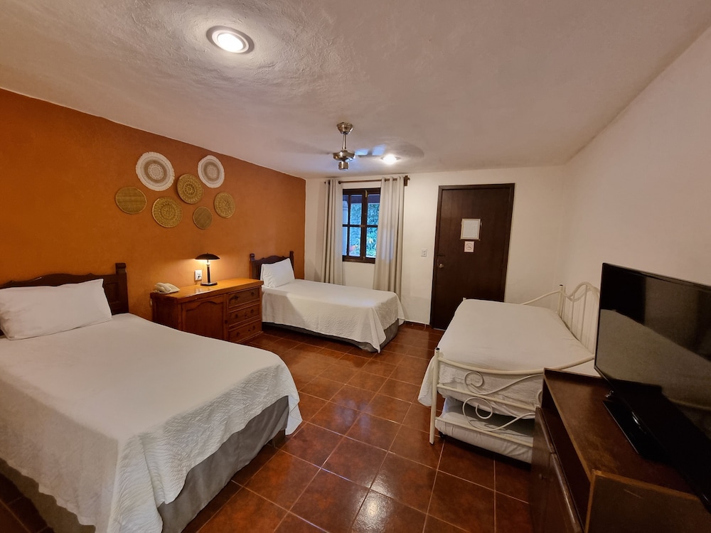 Hotel Holly 12/50