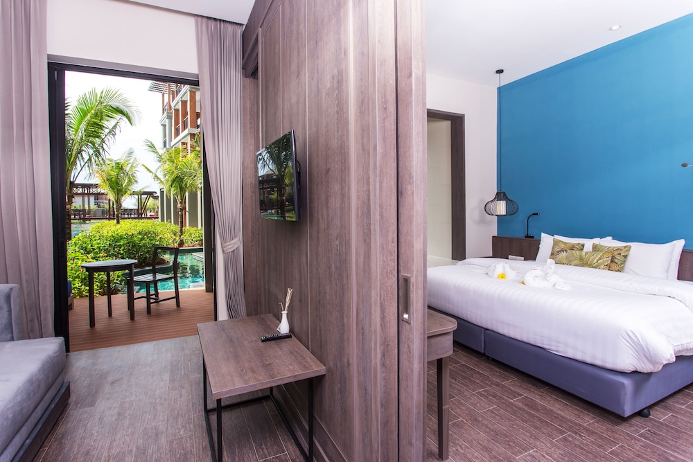 Deluxe Suite Pool Access Jacuzzi