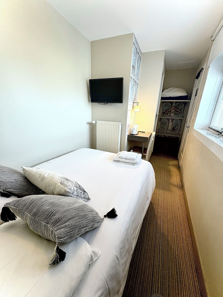 Hotel Moderna 12/50