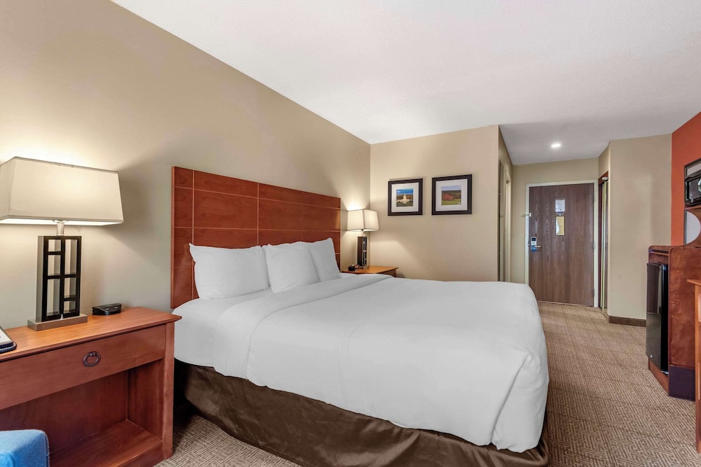 Suite, King Bed, Sofa, Comfort Inn Augusta Me 4/8