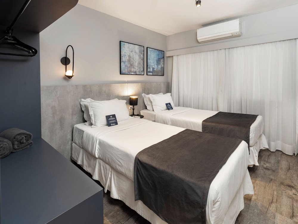FAMILY, TWIN BEDS