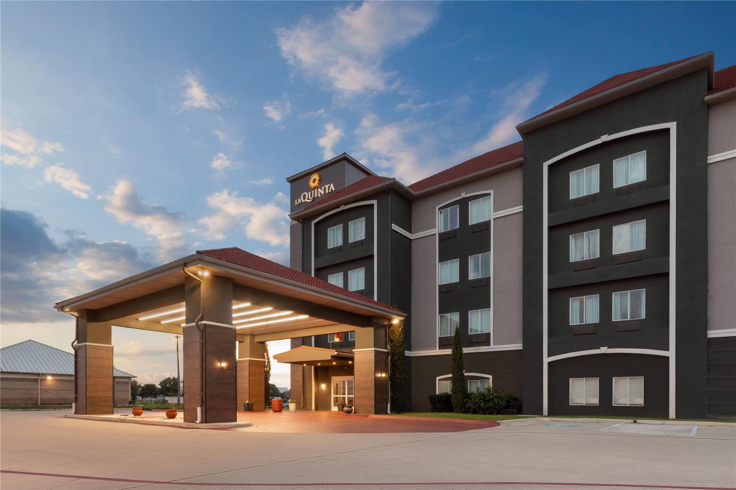 La Quinta Inn and Suites by Wyndham Brownwood 36/37