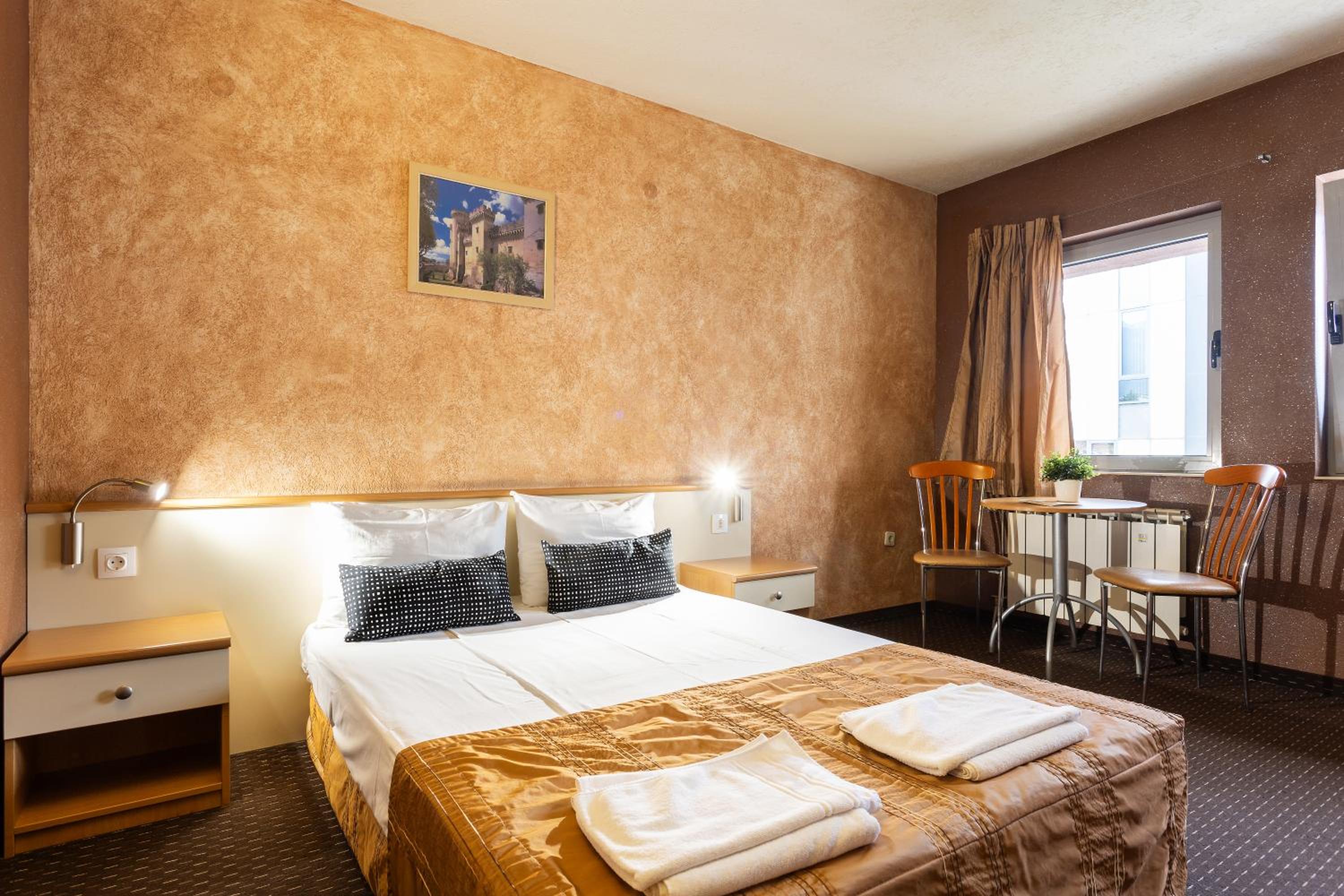 غرفة قياسية بسرير مزدوج، Brod Hotel 3/10