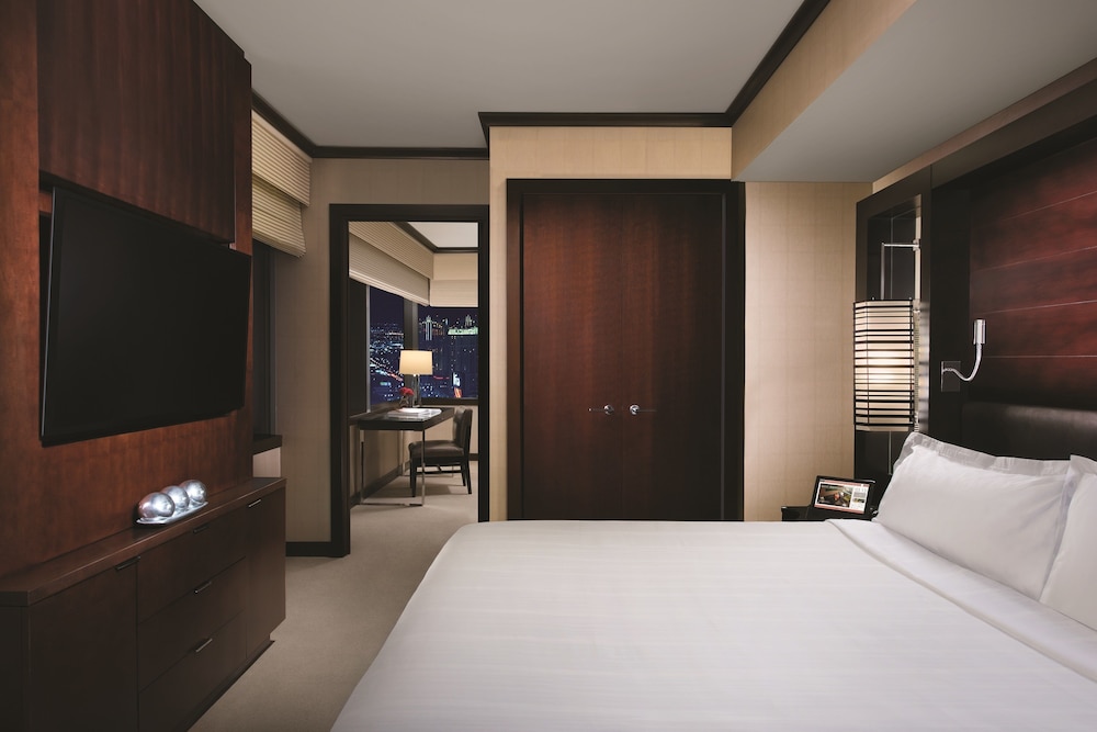 EXECUTIVE, SUITE, CORNER