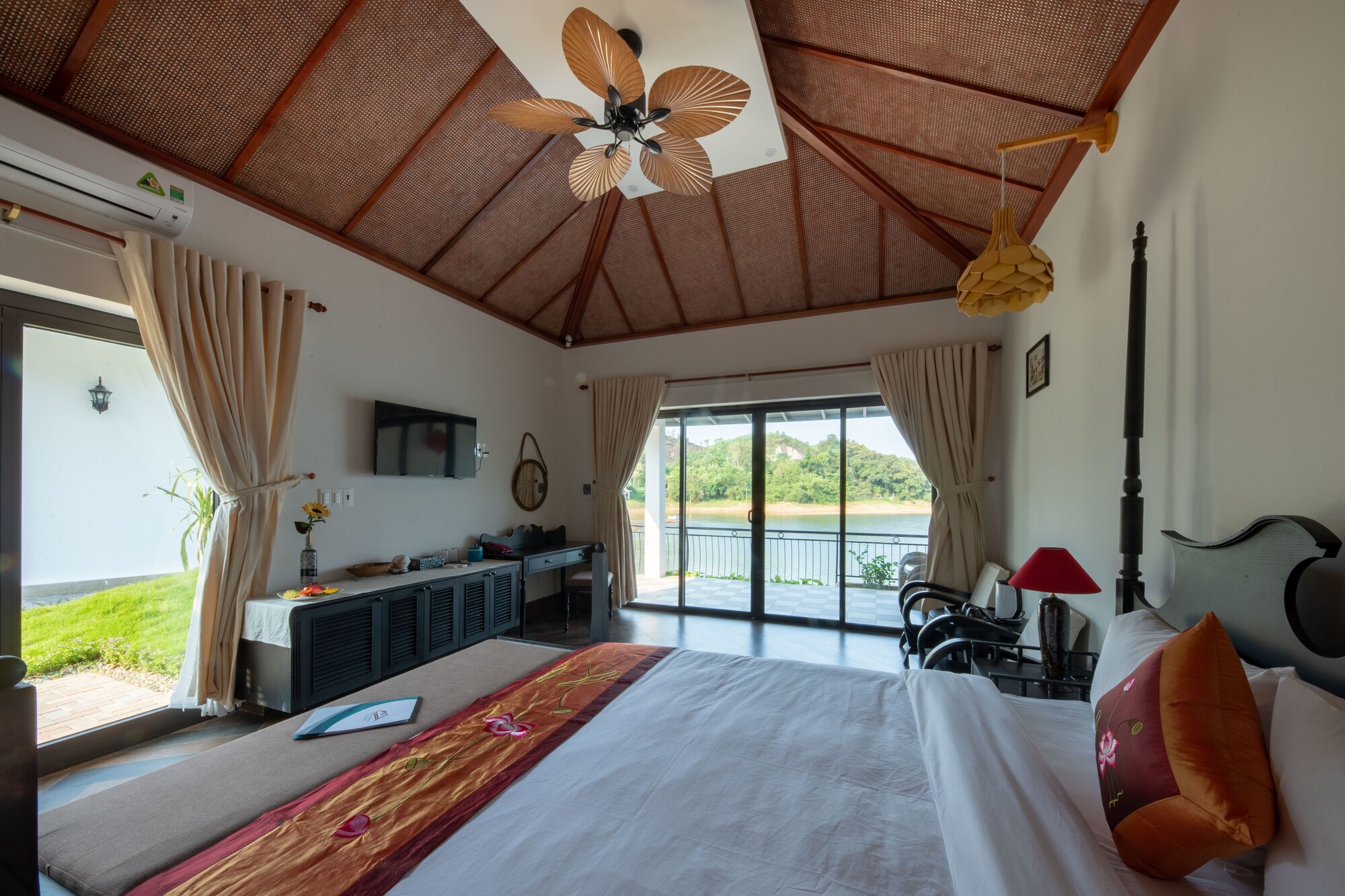 Grand, Villa, King Bed, Lake Side, Lake View، Phong Nha Lake House 6/10