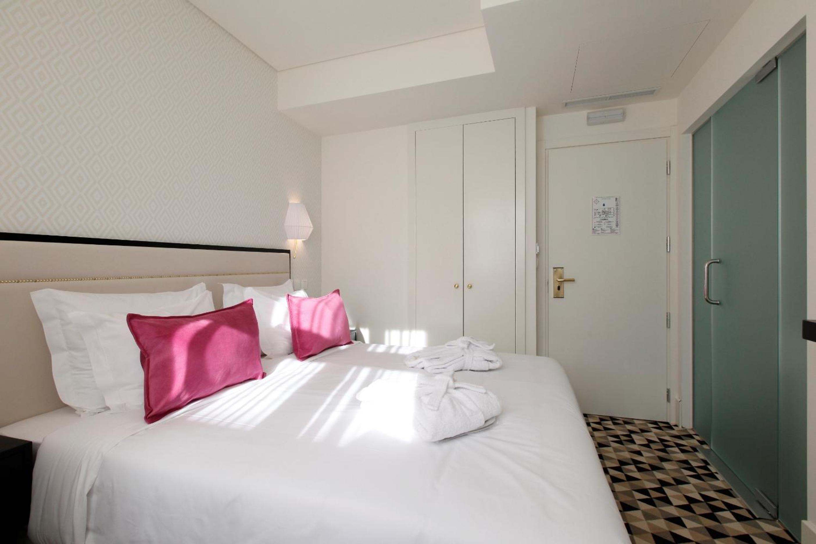 Mini, Double Bed, Street View، Hotel Lis Baixa 3/9