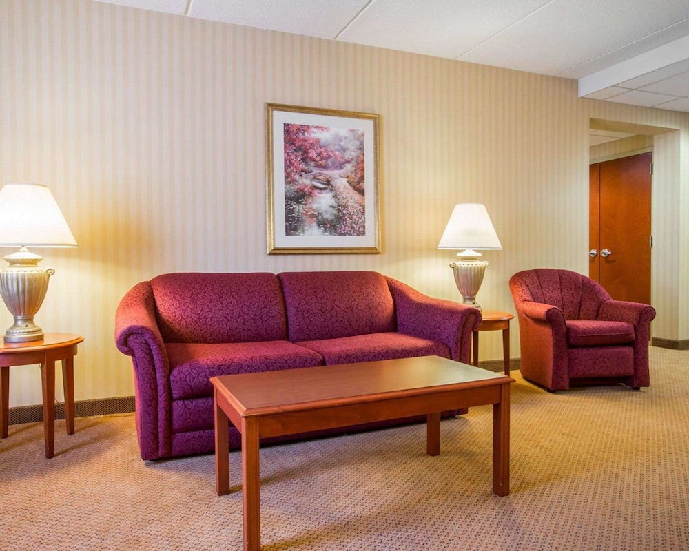 Comfort Inn & Suites Hawthorne NY 47/72