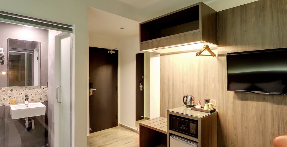 Flora by Crossroads Hotel 37/47