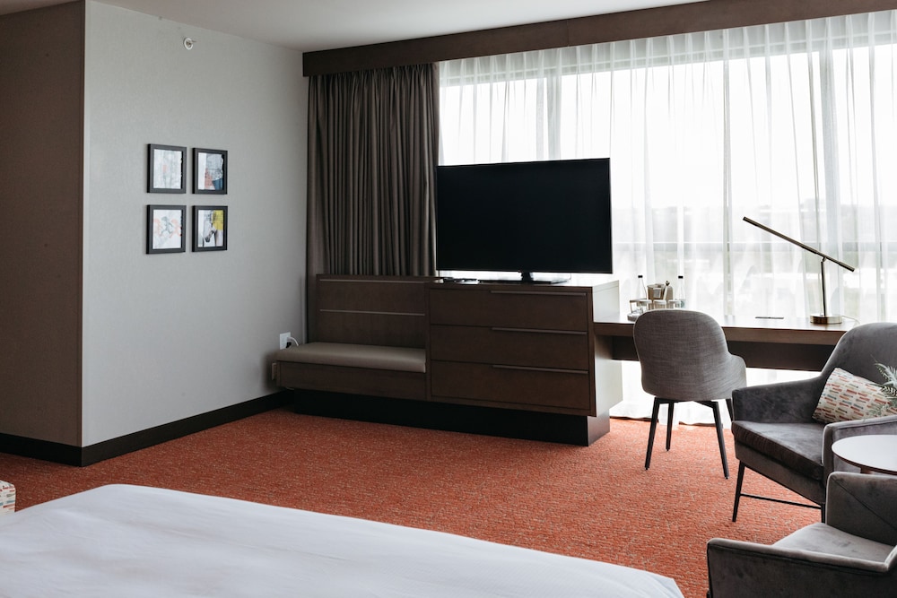 Revel Hotel Des Moines Urbandale, Tapestry Collection by Hilton 51/63