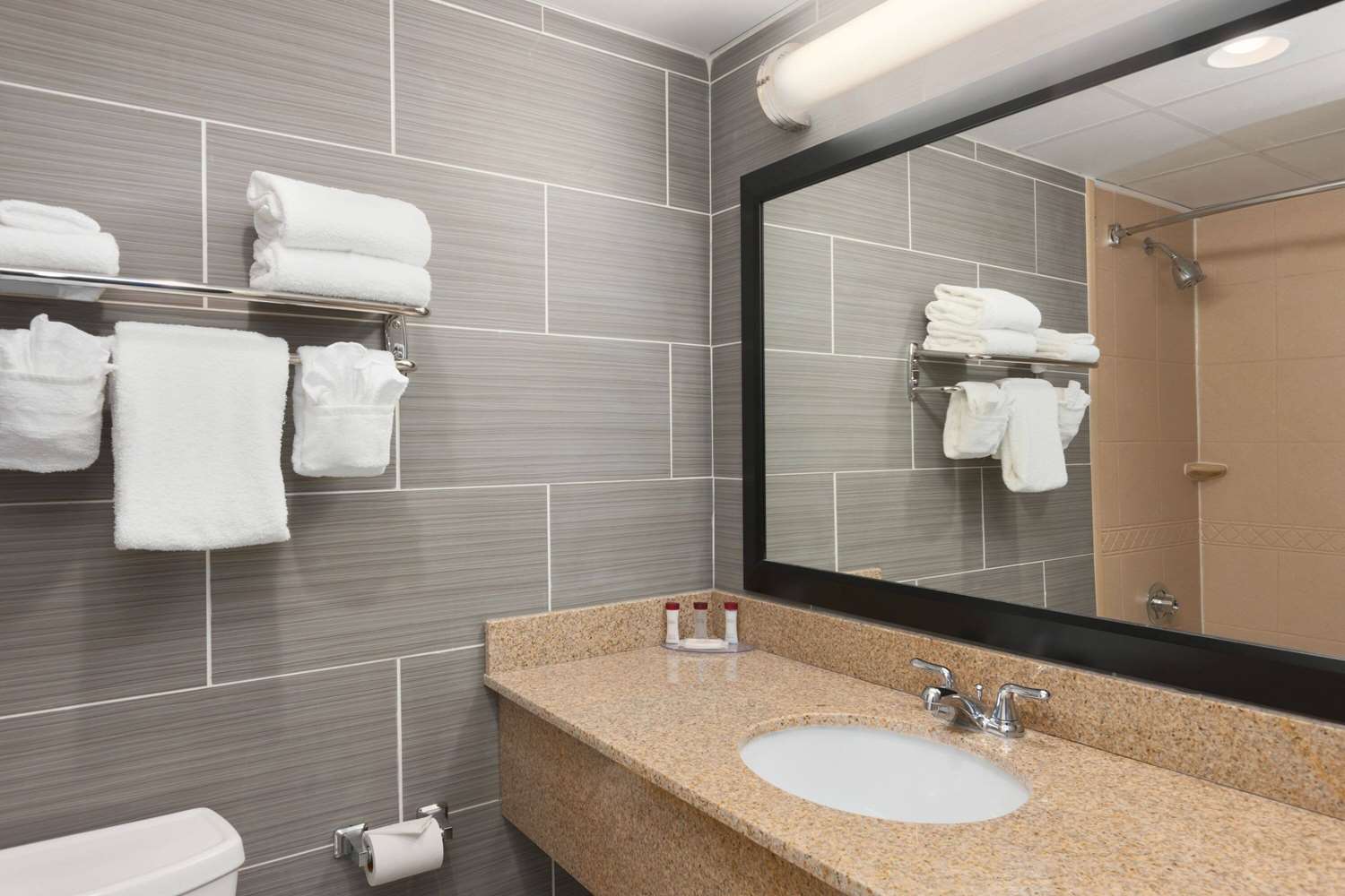 Ramada By Wyndham Rochelle Park Near Paramus 17/17