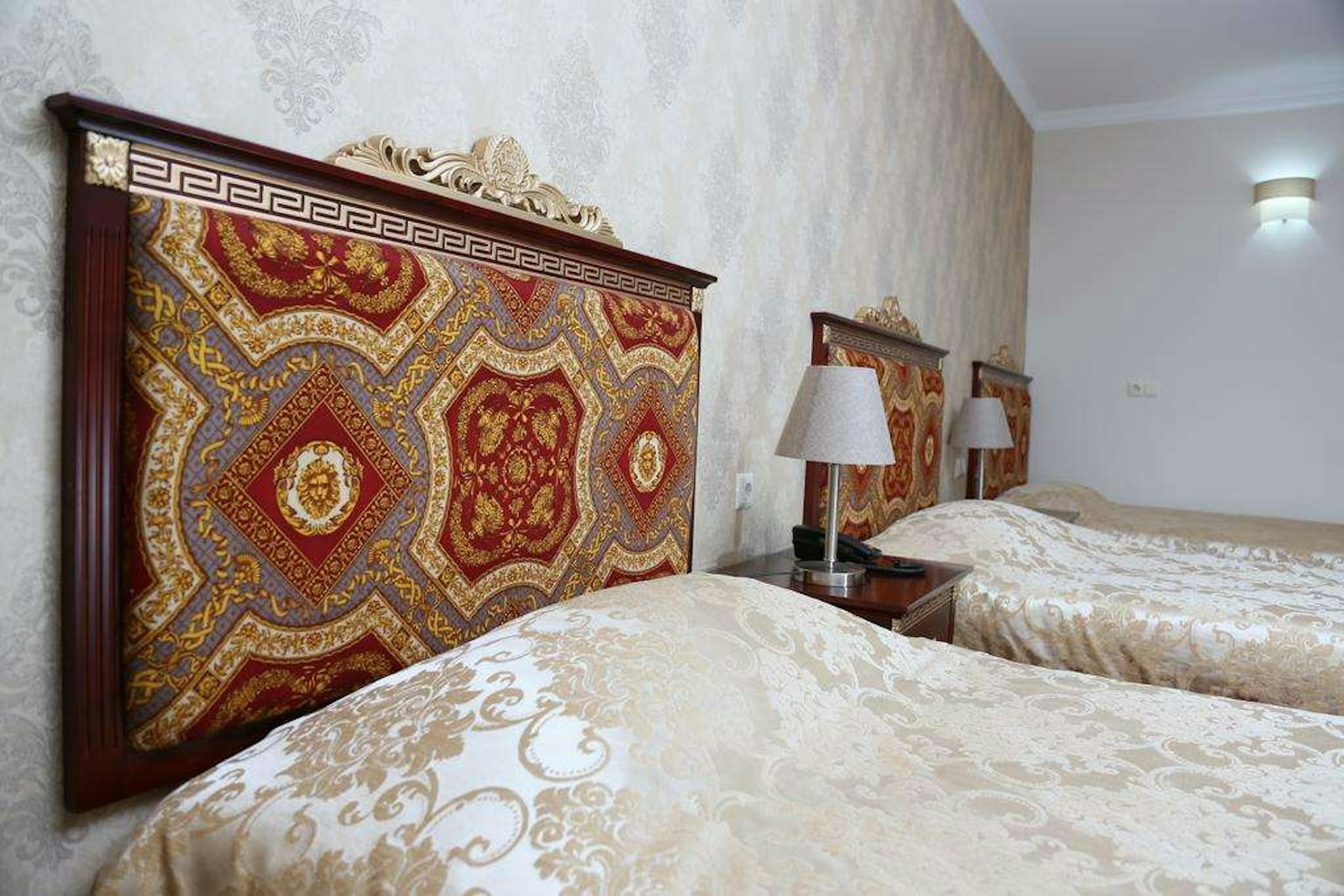 Gold Hotel 24/67