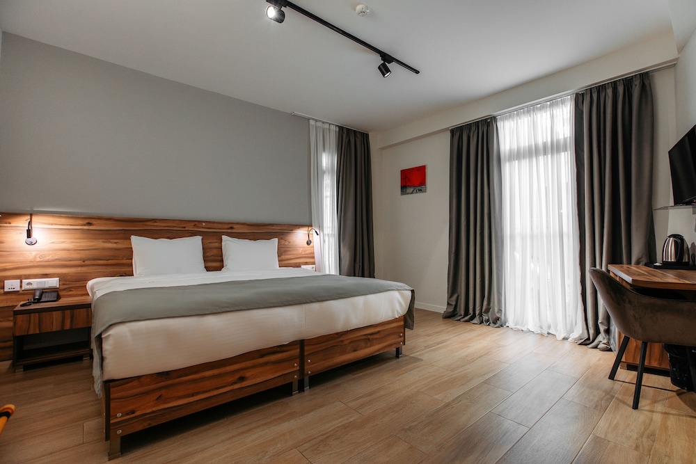 DELUXE, KING BED