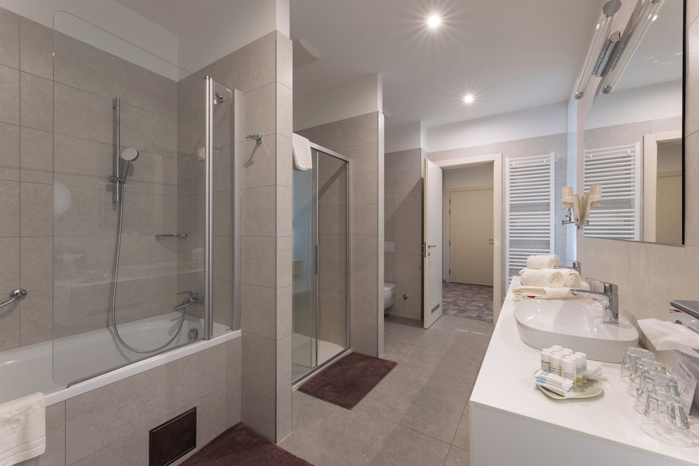 Superior Room with Balcony, Hotel Salona Palace 4/4