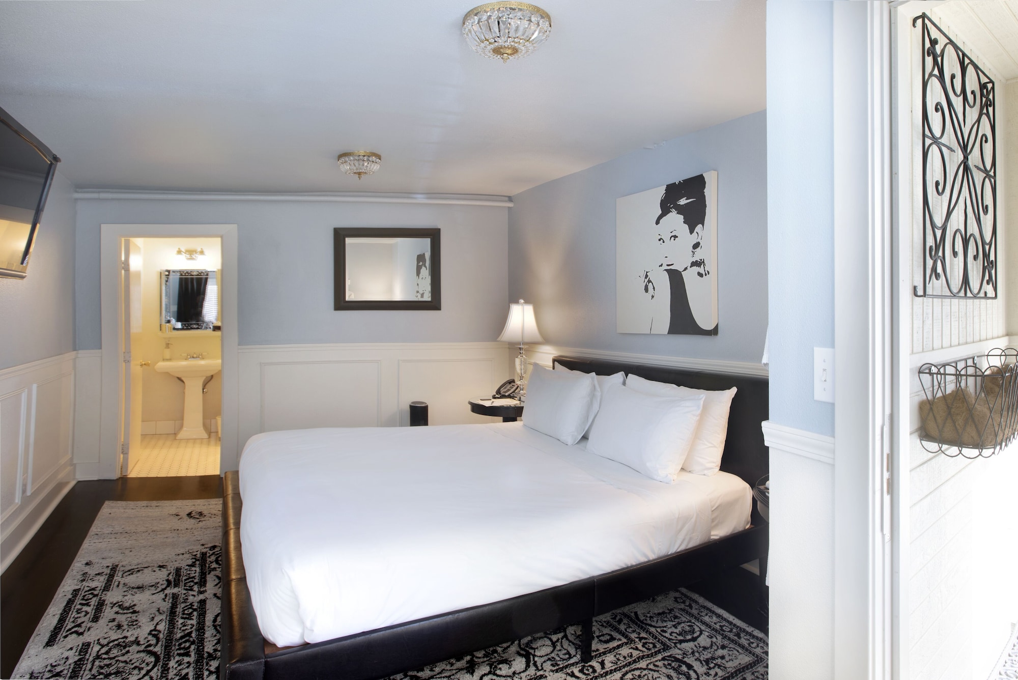 DELUXE, KING BED