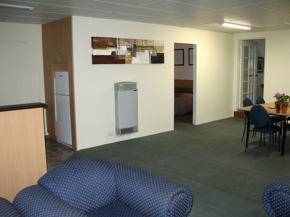 BARCLAY MOTOR INN 13/71
