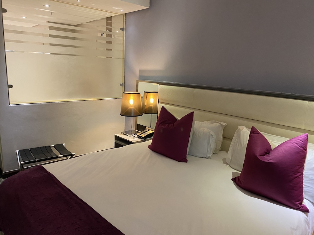 جناح تنفيذي بسرير كينج بإطلالة جزئية على البحر، Coastlands Umhlanga Hotel 2/6