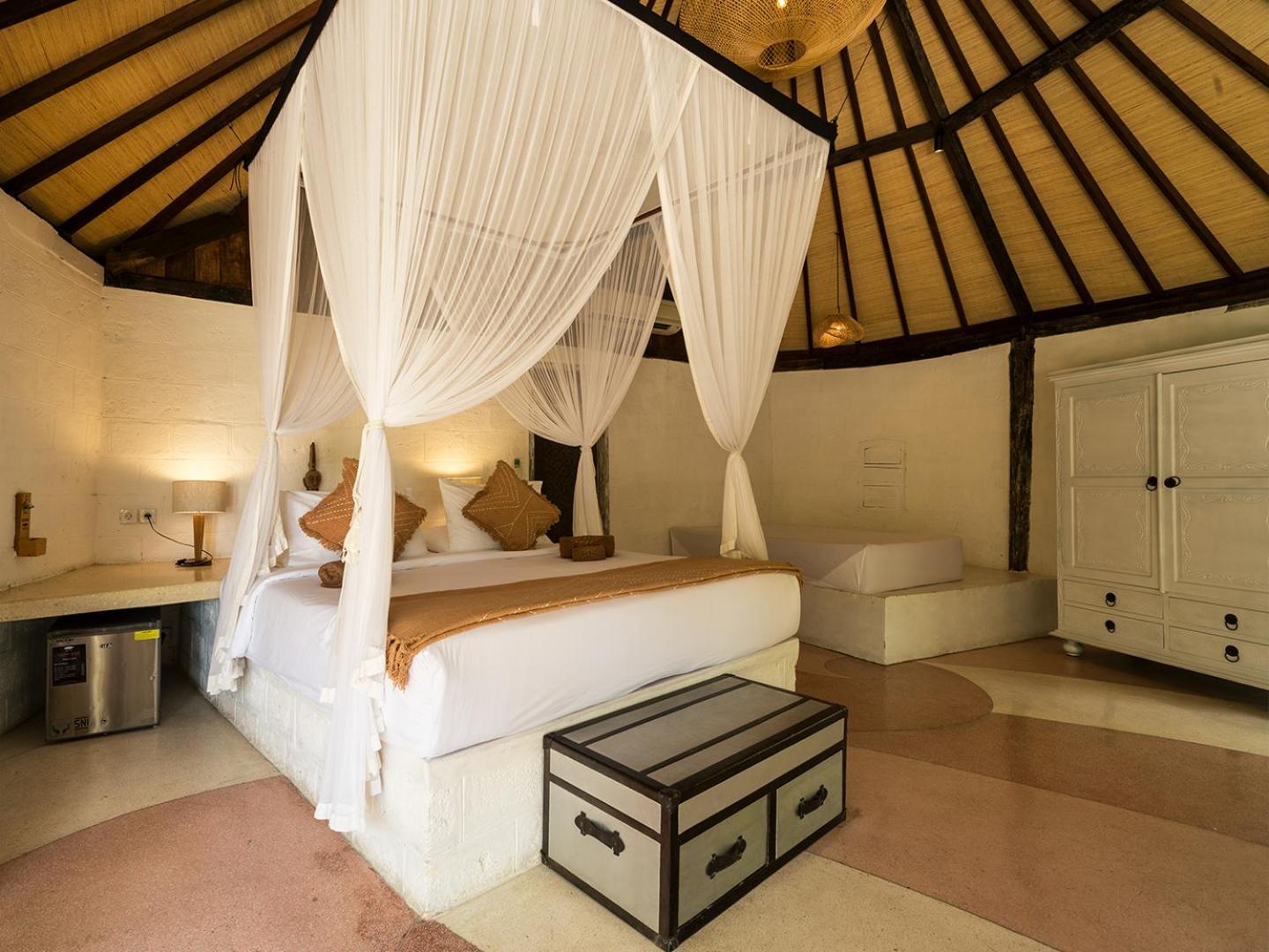Superior, Lodge, Queen Bed, Sofa