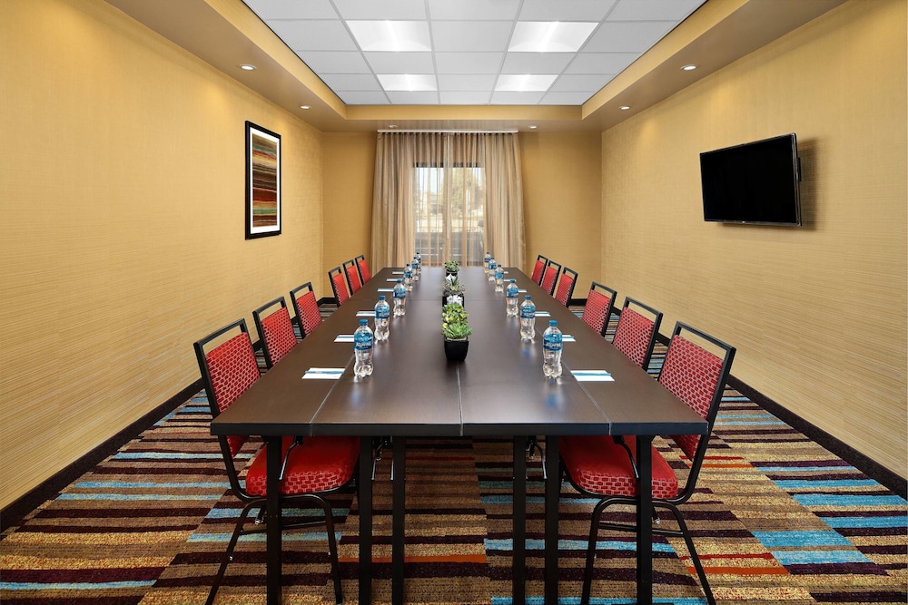 Fairfield Inn & Suites By Marriott Fresno Yosemite International Airport 36/38