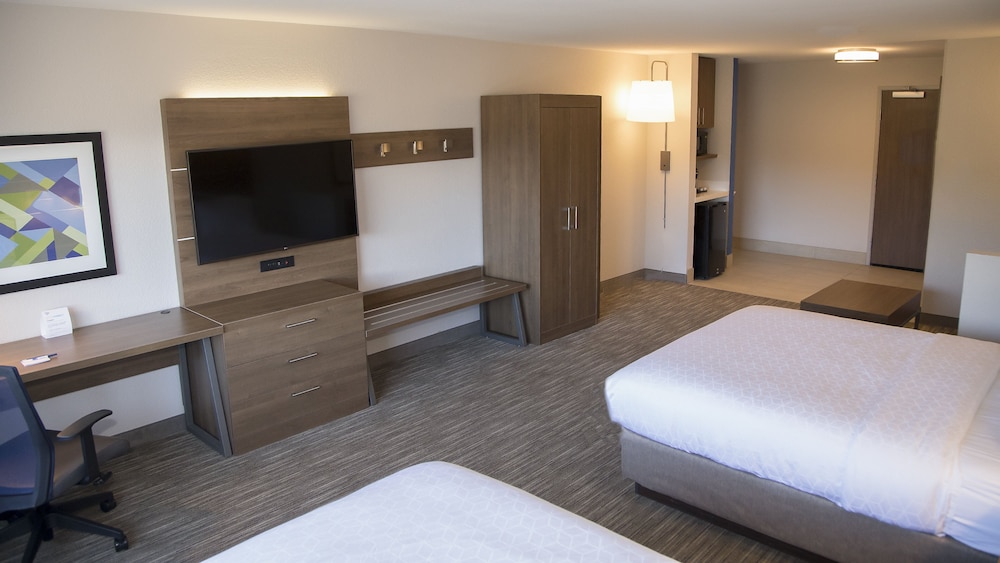 Holiday Inn Express and Suites Colorado Springs North an IHG Hotel 24/67