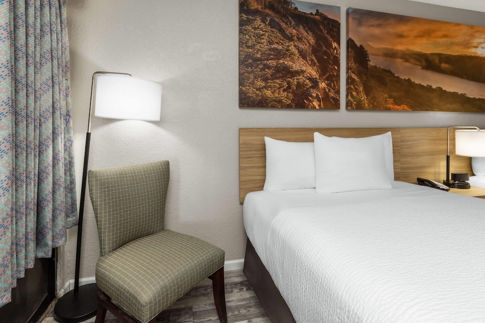 Days Inn by Wyndham Branson Ozarks photo4