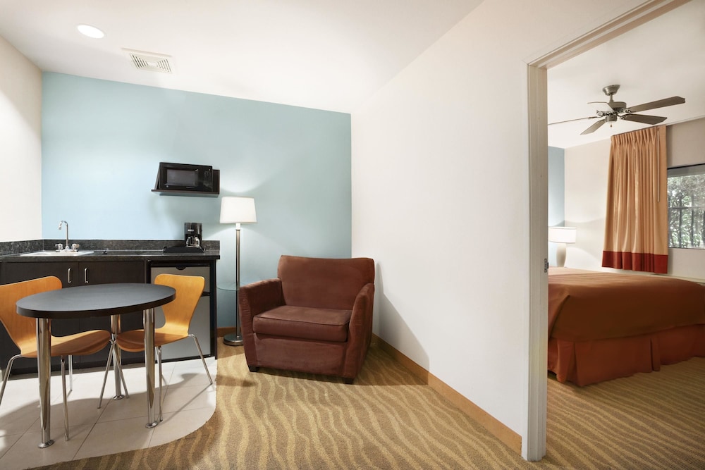 Super 8 By Wyndham Indio 16/28