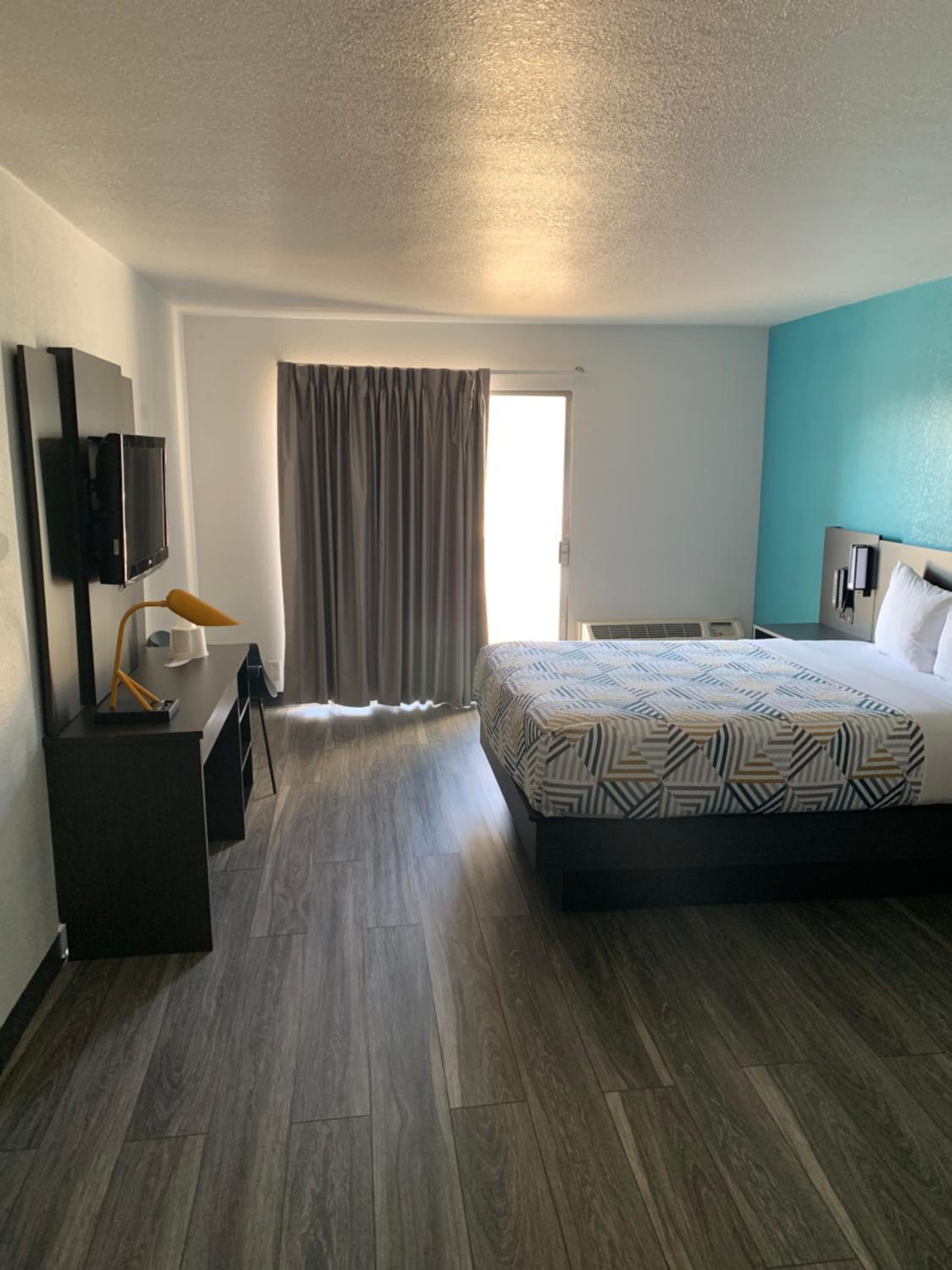 ROOM, QUEEN BED