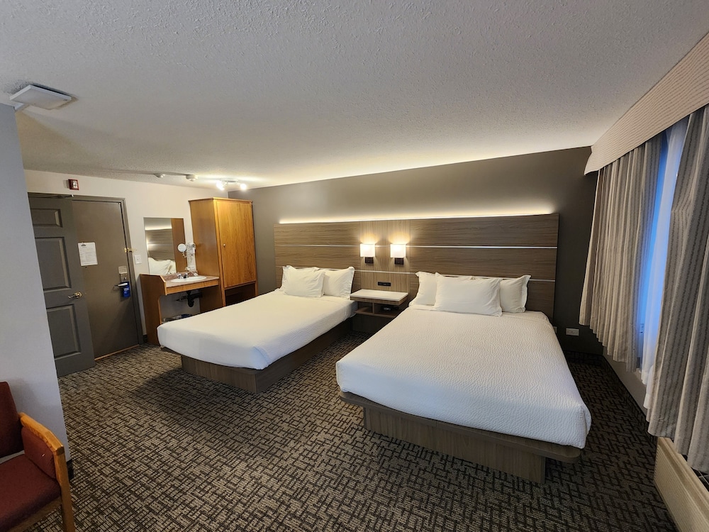 Room, 2 Queen Beds, Pool Side, Accessible