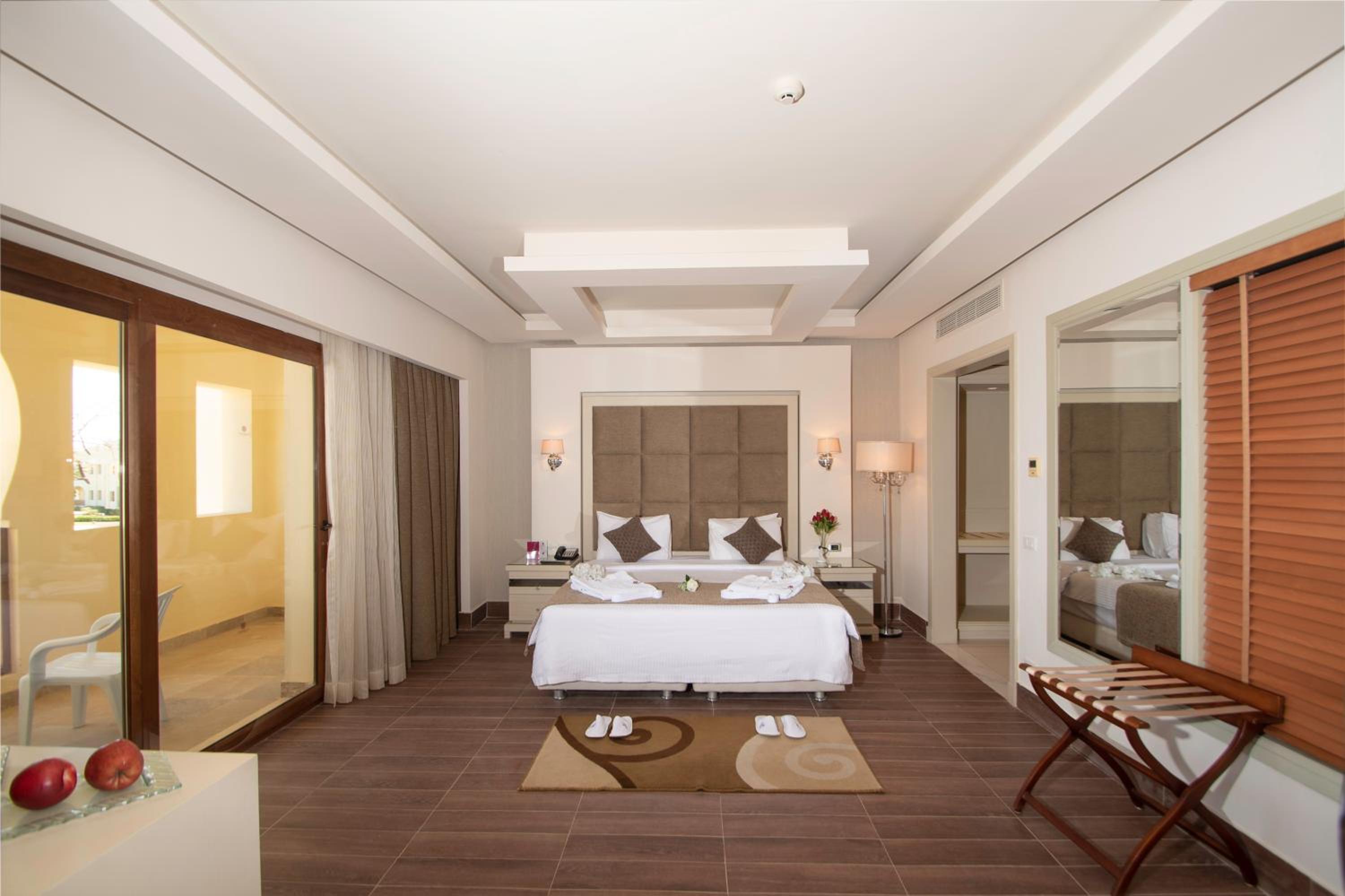 Junior Suite, Deluxe, Beach Front, Charmillion Club Resort 3/7