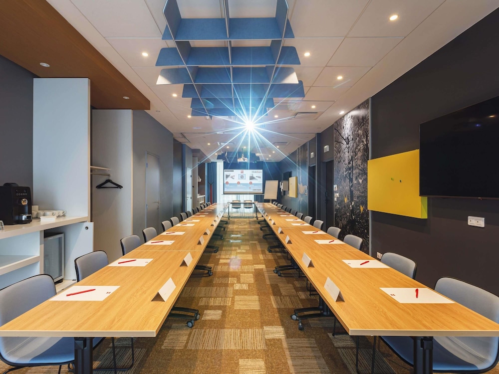 Ibis Lyon Carre De Soie 57/62