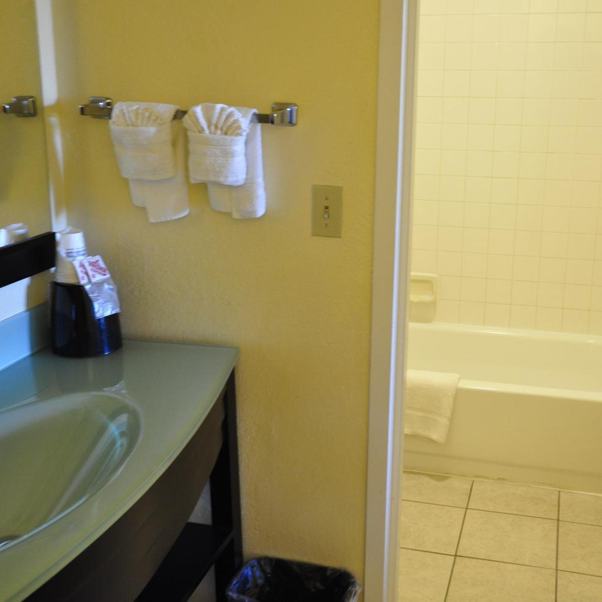 1 King Bed - Mobility Access RI Shwr Smk, Motel6 Little Rock, AR - Airport 8/8