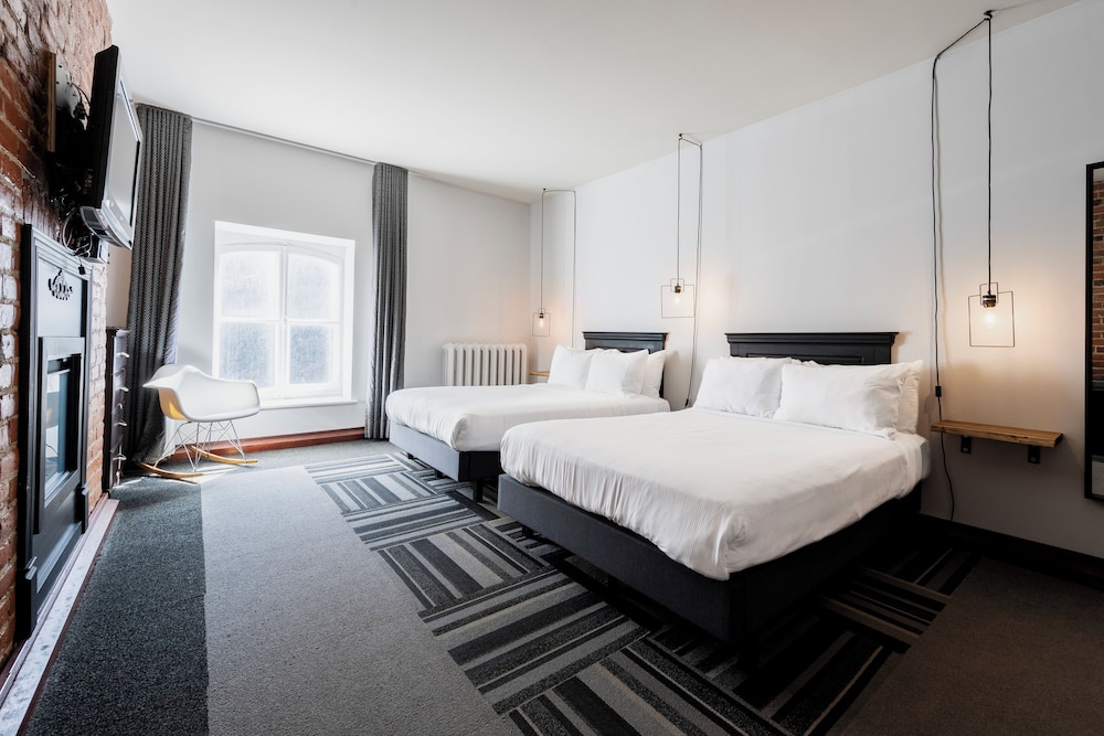 STANDARD, 2 DOUBLE BEDS