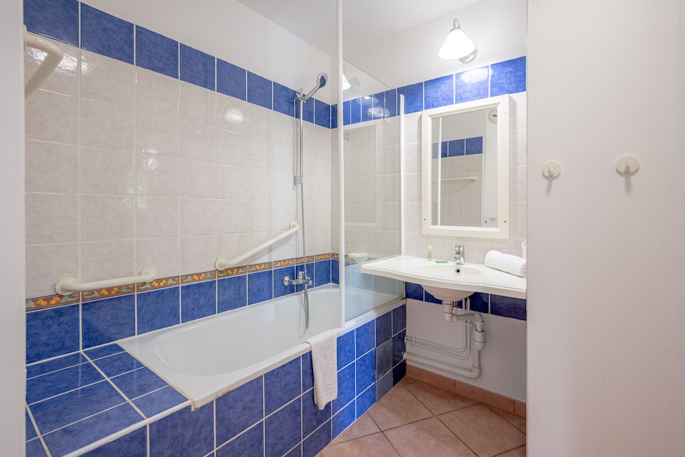 1 Bedroom, Apartment, Twin Beds, 2 Sofa, Balcony or Terrace