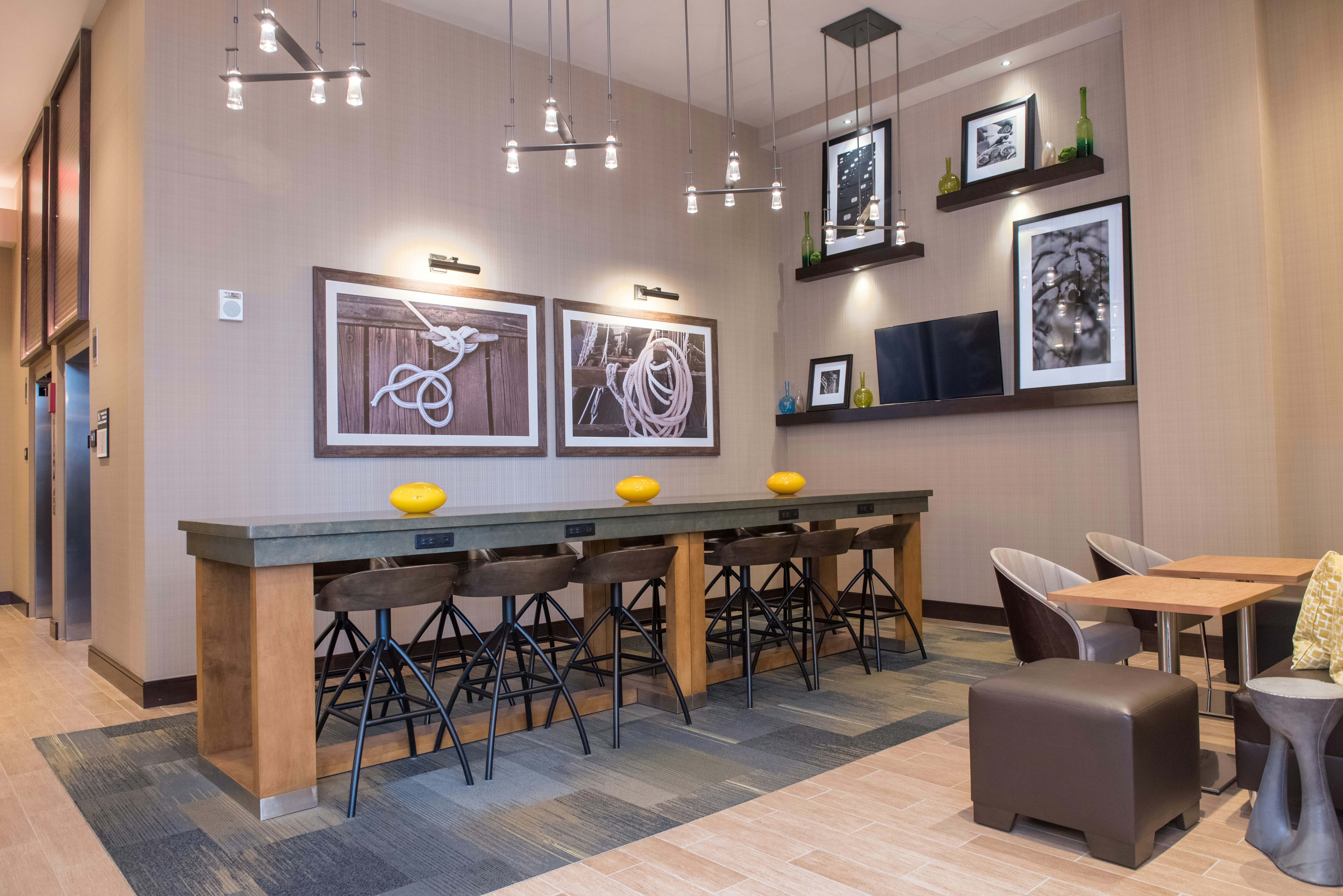 Hampton Inn and Suites Washington DC Navy Yard 39/55